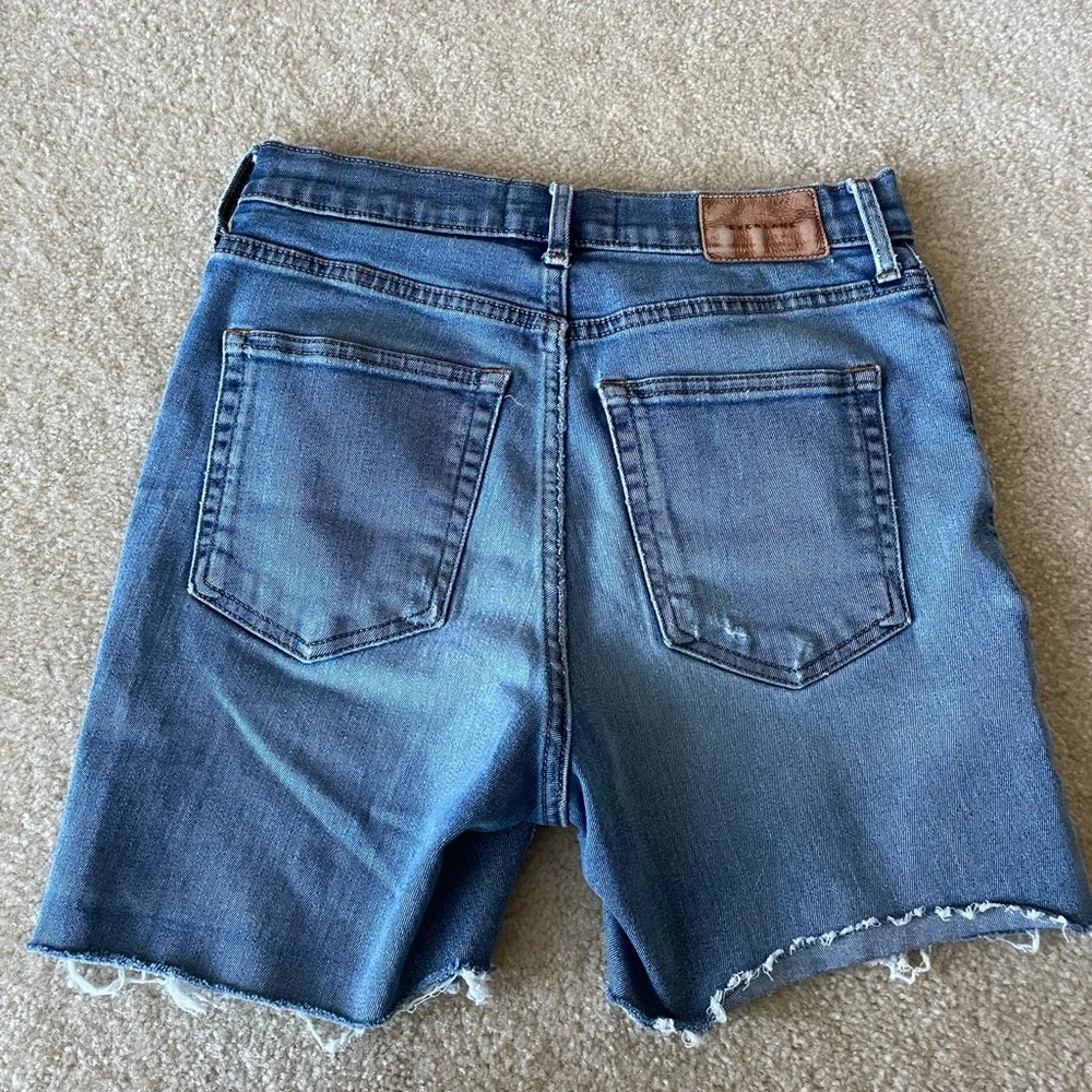 EVERLANE‎ denim hand-cut shorts. Women size 27.